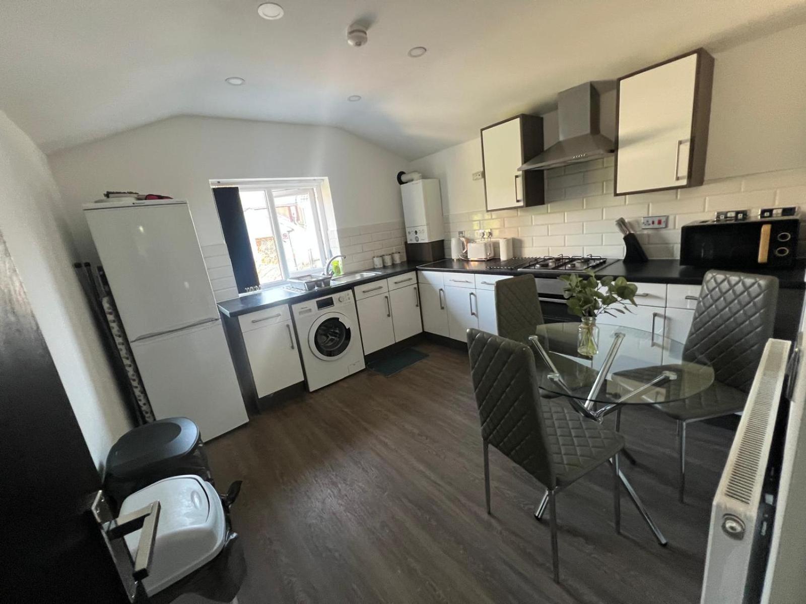 City Centre Location! For Business And Leisure! 5/6 Guests Cardiff Dış mekan fotoğraf